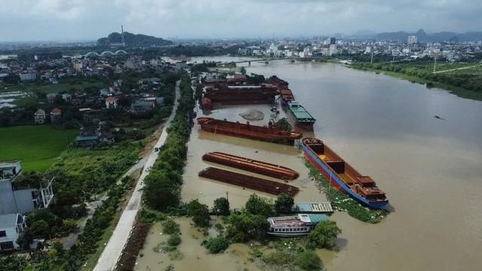 Toàn cảnh khu vực xưởng đóng tàu thuyền của Công ty TNHH Vũ Văn Cường, xã Ý Yên - (ảnh Nhật Tân).