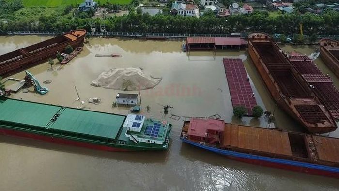 Nhiều thân tàu thuyền đóng dở, bãi tập kết vô tư dựng nằm ngang để cản dòng chảy trong mùa mưa bão - (ảnh Nhật Tân).