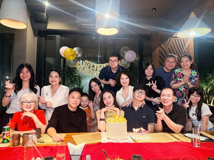 Trước khi trở thành diễn viên nổi tiếng, Đinh Ngọc Diệp từng có thành tích học tập đáng chú ý. Năm 2002, cô đỗ thủ khoa đầu vào khối D khoa Báo chí, Trường Đại học Khoa học Xã hội và Nhân văn, Đại học Quốc gia TP.HCM. Năm 2004, cô giành danh hiệu Hoa khôi Tây Đô, sau đó tiếp tục hoạt động trong lĩnh vực người mẫu, dẫn chương trình và diễn xuất. Người đẹp ghi dấu ấn qua nhiều bộ phim như: Chuyện tình xa xứ, Cô dâu đại chiến, Scandal: Hào quang trở lại, Người bất tử. Đinh Ngọc Diệp kết hôn với đạo diễn Victor Vũ vào tháng 3/2016. Sau 10 năm chung sống, cặp đôi có hai con trai và thường xuyên đồng hành trong công việc.