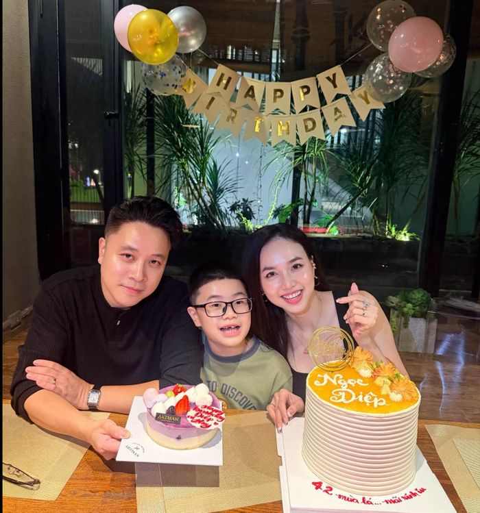 "Mình yêu mình của hiện tại, tuổi 42 đầy nhựa sống và năng lượng tràn trề... Mình hiếm khi đóng khung cuộc đời vào một bản kế hoạch hoàn hảo. Mình tin chỉ cần còn lòng ham sống, còn biết ơn mọi điều giản dị thì dù cuộc đời có đổi màu bao nhiêu lần, mình vẫn sẽ tìm được cách sống ổn, thậm chí sống vui", cô chia sẻ.