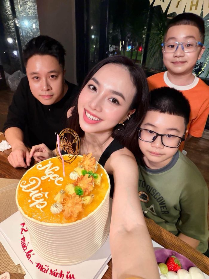 Đạo diễn Victor Vũ cùng 2 con trai chúc mừng Đinh Ngọc Diệp. Viên mãn ở tuổi 42, Đinh Ngọc Diệp nhận được lời khen ngợi với nhan sắc trẻ trung, tươi tắn. 
