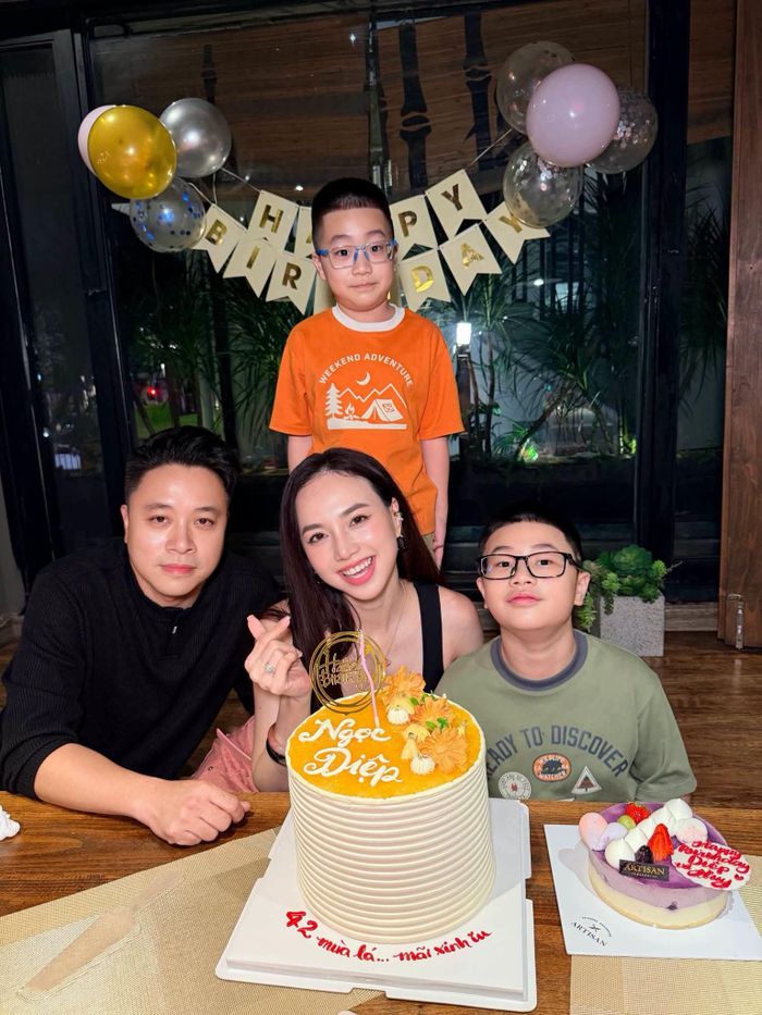 Trong những khoảnh khắc được chia sẻ, nữ diễn viên xuất hiện với vẻ ngoài rạng rỡ, thoải mái tận hưởng khoảng thời gian bên gia đình. Với bà xã Victor Vũ, điều quan trọng không chỉ là vẻ ngoài trẻ trung mà còn là tinh thần ham học hỏi, sẵn sàng trải nghiệm những điều mới và biết trân trọng cuộc sống.