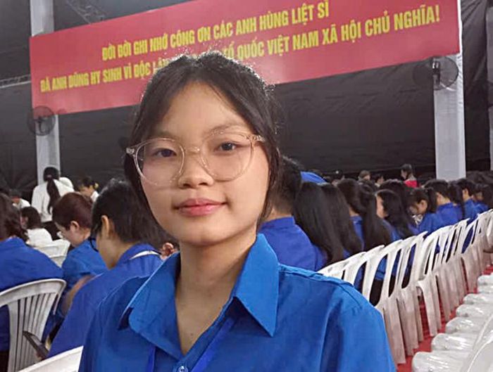 Học sinh Anh Thư thấy mình thật vinh dự và hạnh phúc khi được chọn tham gia chương trình "Khúc tri ân". Ảnh: Mimosa