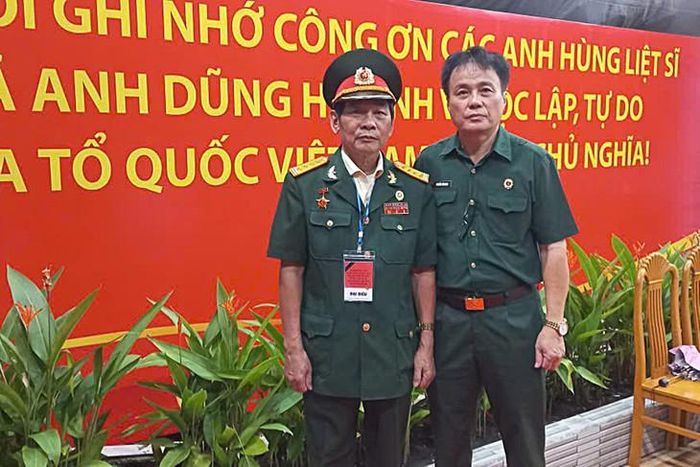 Đại tá Trần Văn Cư (trái) và Đại tá Nguyễn Văn Nam. Ảnh: Mimosa