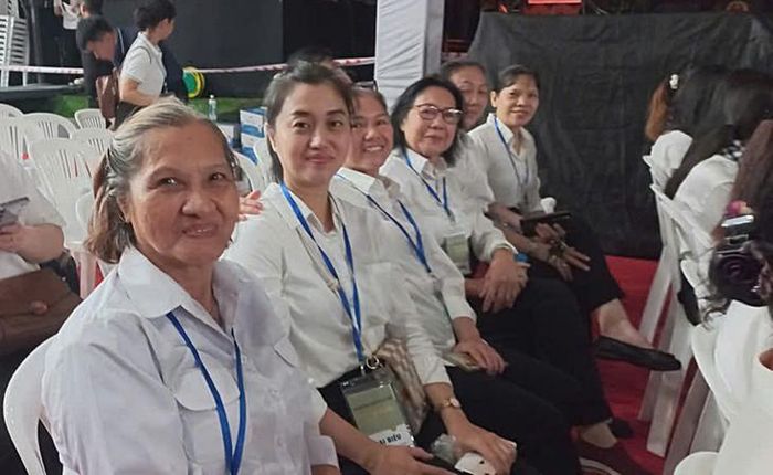 Bà Trần Thị Kim Dung (bìa trái) cùng các hội viên phụ nữ phường tham gia chương trình. Ảnh: Mimosa
