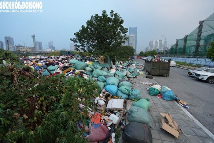 Trước đó, Ông V. (75 tuổi) cho biết làm nhiệm vụ trông coi khu đất, vật tư từ tháng 7/2026 đã chứng kiến quần áo được tập kết ở khu vực này. Cũng theo ông V., có một người phụ nữ thường xuyên mang đồ quần áo đến đây tập kết, số lượng quận áo vì thế ngày càng tăng thêm. Song, nhiều tháng qua ông V. không thấy hoạt động thu dọn số quần áo này, hay việc chuyển đi nơi khác.