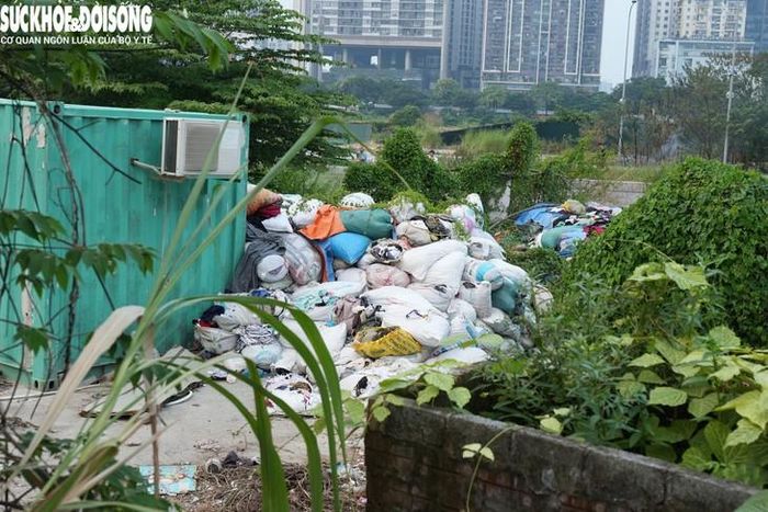 Ngoài ra, lực lượng Công an cũng đã làm việc với trường hợp có hành vi tập kết quần áo trong phạm vi dự án đường nối từ đường Phạm Hùng - đường Lê Đức Thọ để xử lý theo quy định của pháp luật.
