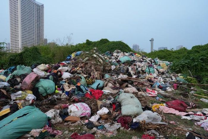 Tại đây, số lượng lớn quần áo, chăn, vải... chất thành đống lớn, tập kết trên khu đất ven đường lẫn vỉa hè, không được bảo quản khiến phần lớn đã bị hư hại và không thể sử dụng được. Phần lớn số quần áo được đựng trong từng bao tải, tập kết trong khu đất, một số vị trí được phủ bạt. Sau thời gian dài phơi mưa nắng, quần áo ẩm mốc, bốc mùi.