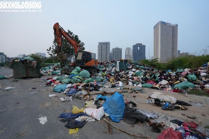 Đến chiều 13/10, máy xúc được huy động đến điểm tập kết quần áo bỏ hoang này và bắt đầu công tác thu dọn.