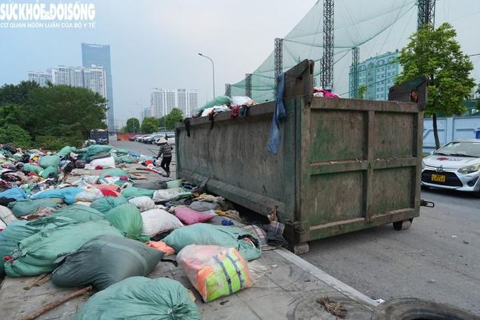 Về vấn đề này, lãnh đạo UBND phường Từ Liêm cho biết, công ty môi trường đang tiến hành thu dọn số lượng quần áo nói trên, vận chuyển về bãi rác ở Sóc Sơn để xử lý theo quy định.
