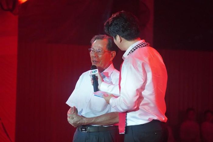 Bác sĩ Trần Văn Bản nghẹn ngào kể chuyện trong chương trình "Khúc tri ân". Ảnh: Nhật Thành