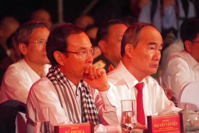 Các vị nguyên lãnh đạo cũng xúc động với câu chuyện của bác sĩ Bản. Ảnh: Nhật Thành