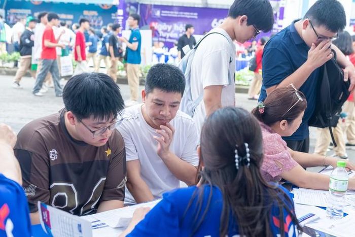 Thí sinh tìm hiểu ngành đào tạo đại học tại một ngày hội tư vấn tuyển sinh đại học. Ảnh: HB