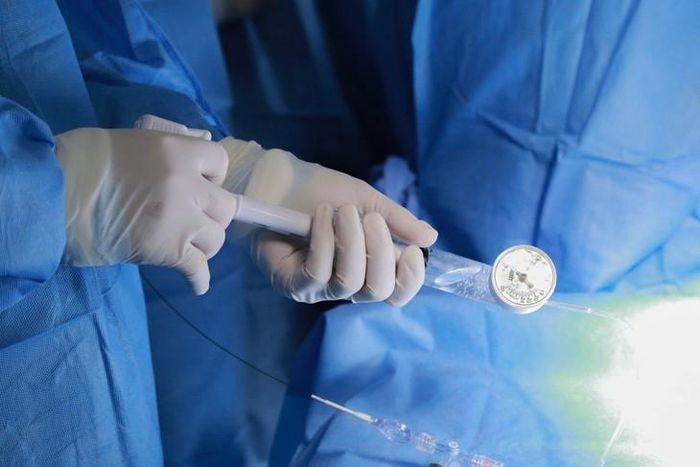 Các bác sĩ phải liên tiếp thay đổi kế hoạch vì tim gặp biến chứng. Ảnh: BVCC.