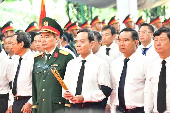 Lãnh đạo và nguyên lãnh đạo cấp ủy, chính quyền TPHCM viếng các Anh hùng liệt sĩ trước khi khởi hành về Nghĩa trang Liệt sĩ Thành phố. 