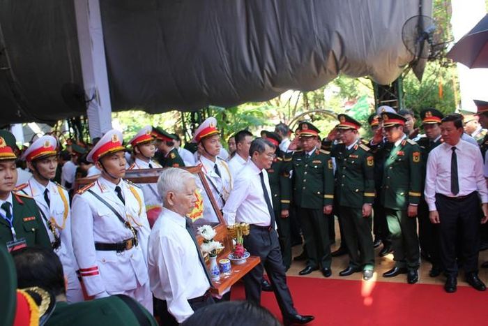 Ủy viên Bộ Chính trị, Thủ tướng Chính phủ Lê Minh Hưng và nguyên Ủy viên Bộ Chính trị, nguyên Chủ tịch nước Nguyễn Minh Triết cùng các đồng chí lãnh đạo, nguyên lãnh đạo trực tiếp di chuyển hài cốt Anh hùng liệt sĩ. 