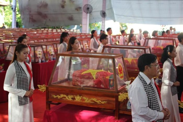 Các Anh hùng liệt sĩ được tìm thấy tại Công viên Văn hóa Lê Thị Riêng trước khi về nơi an nghỉ.