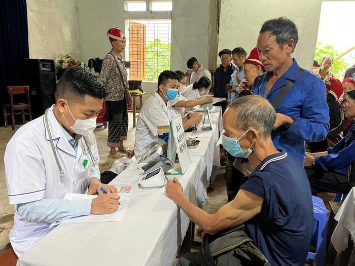 Nhân viên y tế chăm sóc sức khỏe cho người dân tỉnh Lào Cai. Ảnh: SYT
