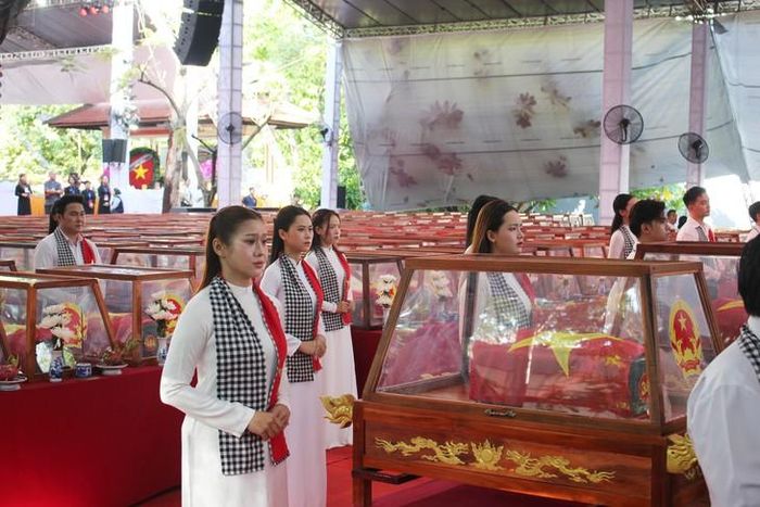 Hài cốt các Anh hùng liệt sĩ được trang trọng đưa tiễn, an táng tại Nghĩa trang Liệt sĩ TPHCM.