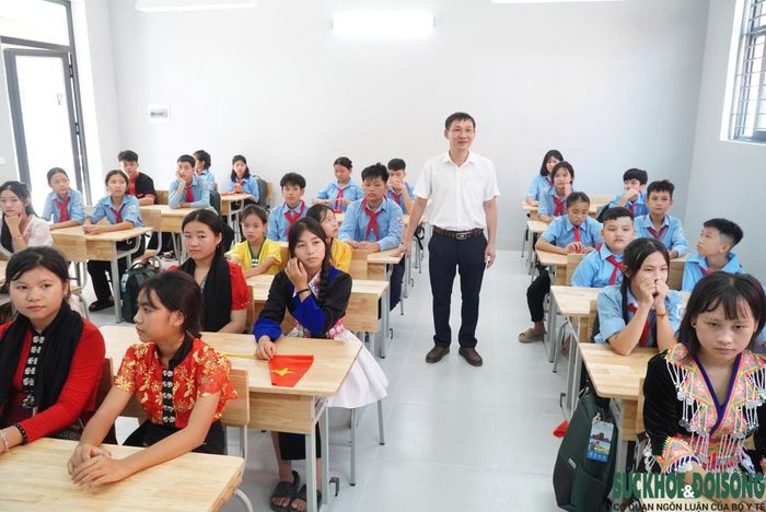 Học sinh Trường Phổ thông nội trú Tiểu học và THCS Anh Sơn trong giờ học tại ngôi trường mới. Ảnh: Song Hoàng.