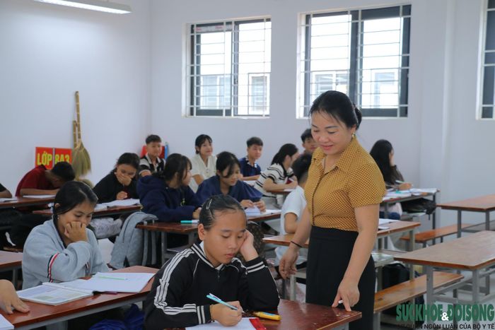 Học sinh Trường Phổ thông nội trú Tiểu học và THCS Môn Sơn trong giờ học trên lớp. Ảnh: Song Hoàng.