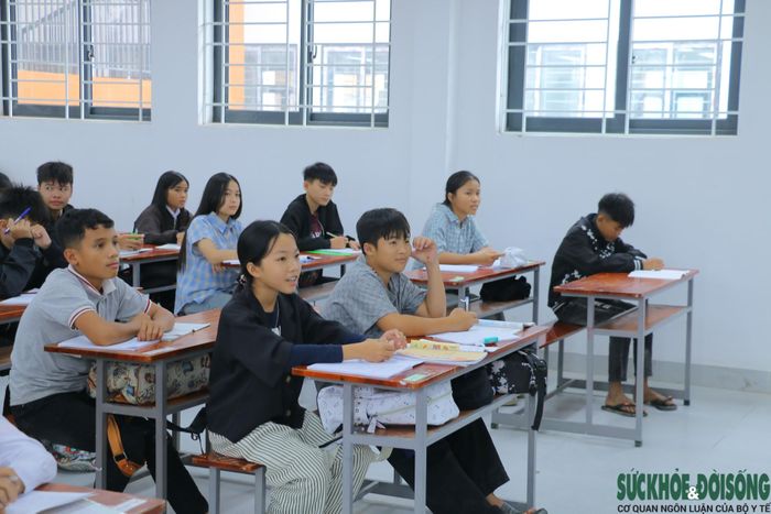 Giờ học của học sinh Trường Phổ thông nội trú Tiểu học và THCS Môn Sơn. Ảnh: Song Hoàng.