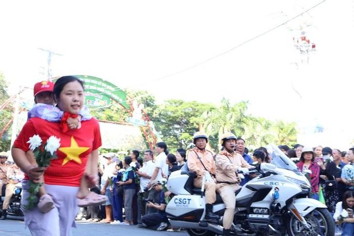 Nhiều bà mẹ đưa con mình đi để chứng kiến sự kiện lịch sử và để con biết ơn các thế hệ cha ông. Ảnh: Thùy Dương