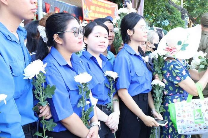 Nhiều bạn trẻ đến tiễn đưa các anh hùng liệt sĩ. Ảnh: Thùy Dương