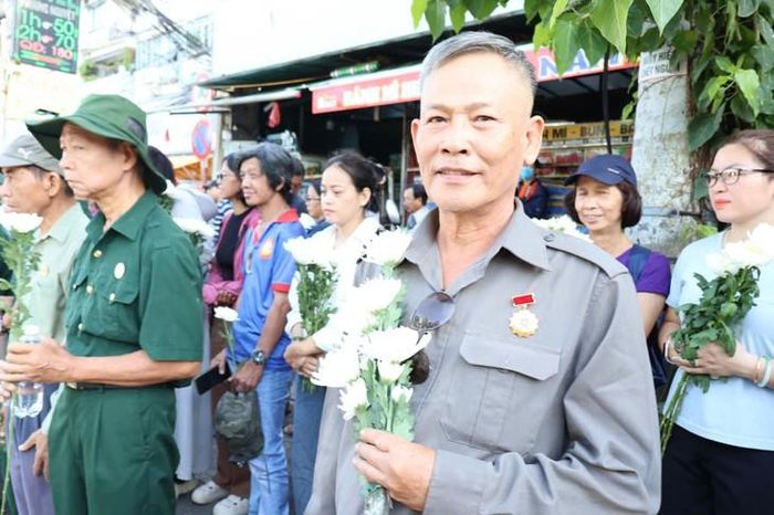 Nhiều người từng là thanh niên xung phong đã đền tiễn các anh hùng liệt sĩ vào sáng 14/10. Ảnh: Thùy Dương