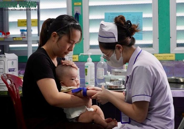 Bác sĩ khuyến cáo phụ huynh cần đưa trẻ đến cơ sở y tế khi có dấu hiệu bất thường để được thăm khám và hướng dẫn phù hợp. Ảnh: H.L.