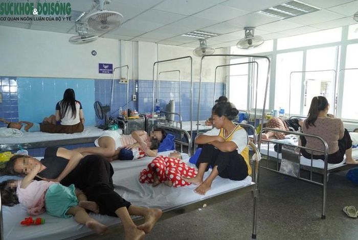 Lượng bệnh nhi điều trị tại Khoa Nhi, Bệnh viện Hữu nghị Việt Nam – Cuba Đồng Hới tăng cao. Ảnh: H.L.