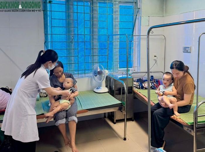 Bệnh nhi bị tay chân miệng điều trị tại Khoa Nhi Bệnh viện Đa khoa Bắc Quảng Trị tăng hơn 50% so với cùng kỳ năm trước. Ảnh: H.L.