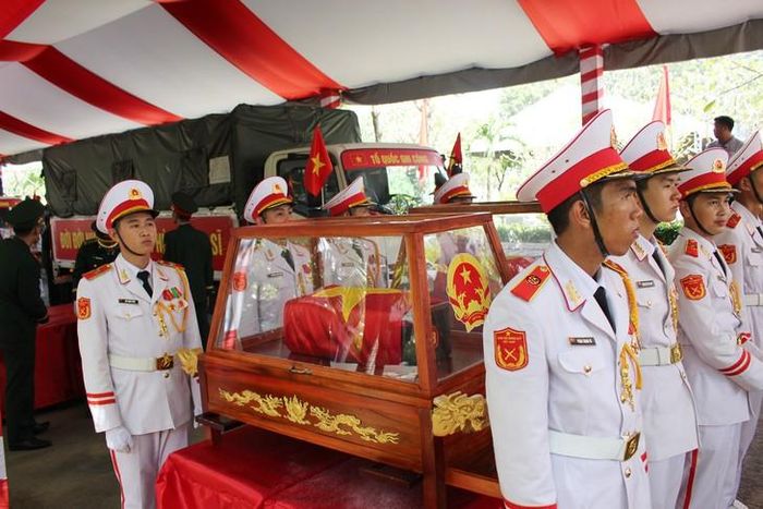 Lực lượng chức năng kính cẩn, nghiêm trang trước khi cung tiễn các liệt sĩ an vị.