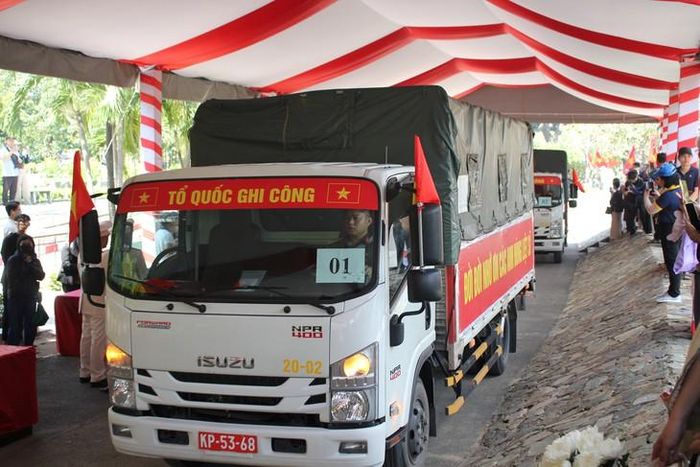 Người dân TPHCM tới Nghĩa trang từ sớm để tiễn đưa các Anh hùng Liệt sĩ về nơi an nghỉ.