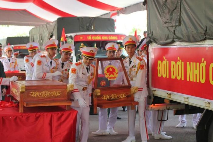 Đưa hài cốt liệt sĩ rời xe. 