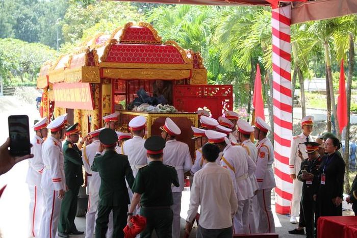 Lực lượng chứng năng thận trọng di chuyển hài cốt các liệt sĩ.