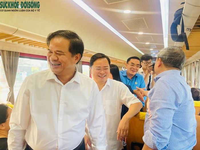 Chủ tịch Tổng Liên đoàn Lao động Việt Nam và Giám đốc BV Bạch Mai thăm hỏi các y bác sĩ trên chuyến tàu PL1. Ảnh: Đức Sơn