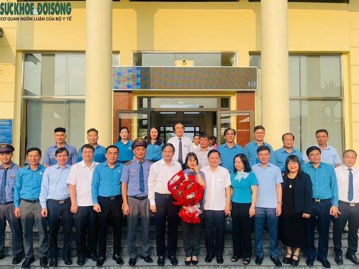Đoàn công tác chụp ảnh lưu niệm cùng cán bộ, nhân viên tổ tàu tại ga Phủ Lý. Ảnh: Đức Sơn