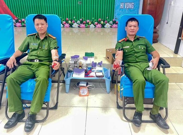 Trung tá Nguyễn Quyết Thắng và Trung tá Nguyễn Văn Đăng hiến máu. Ảnh: CACC.