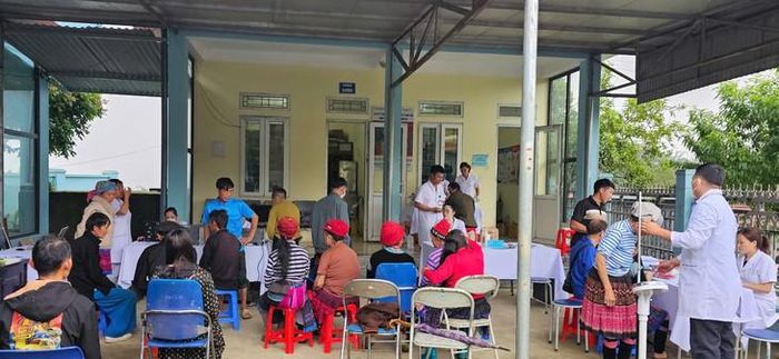 Đến điểm khám người dân được kiểm tra sức khỏe, đo huyết áp, đánh giá những chỉ số cơ bản, tư vấn dinh dưỡng...  Ảnh: Thanh Lan.