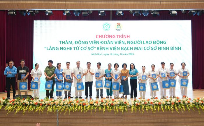 Đoàn công tác Tổng Liên đoàn Lao động Việt Nam tặng quà nhân viên y tế Bệnh viện Bạch Mai có hoàn cảnh khó khăn. Ảnh: Thế Anh