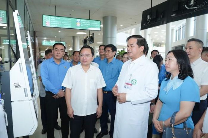 Đoàn công tác đến thăm các khoa, phòng của bệnh viện. Ảnh: Thế Anh
