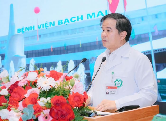 PGS.TS Đào Xuân Cơ - Giám đốc Bệnh viện Bạch Mai báo cáo kết quả hoạt động của Bệnh viện Bạch Mai cơ sở Ninh Bình với đoàn công tác. Ảnh: Thế Anh