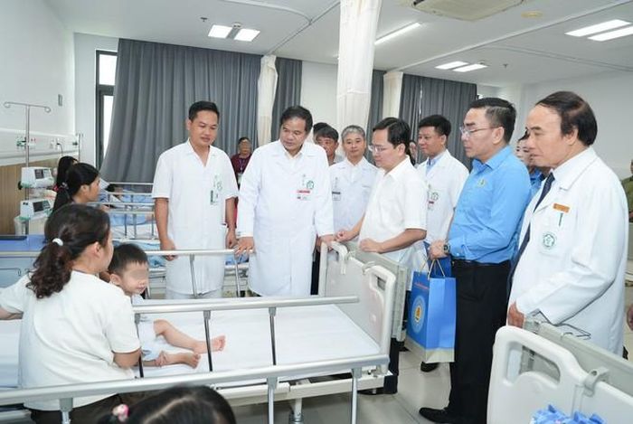 Ông Nguyễn Anh Tuấn thăm, động viên và tặng quà người bệnh đang điều trị tại Bệnh viện Bạch Mai cơ sở Ninh Bình. Ảnh: Thế Anh