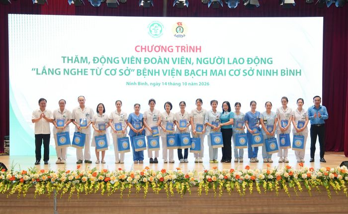 Đoàn công tác Tổng Liên đoàn Lao động Việt Nam tặng quà nhân viên y tế Bệnh viện Bạch Mai có hoàn cảnh khó khăn. Ảnh: Thế Anh