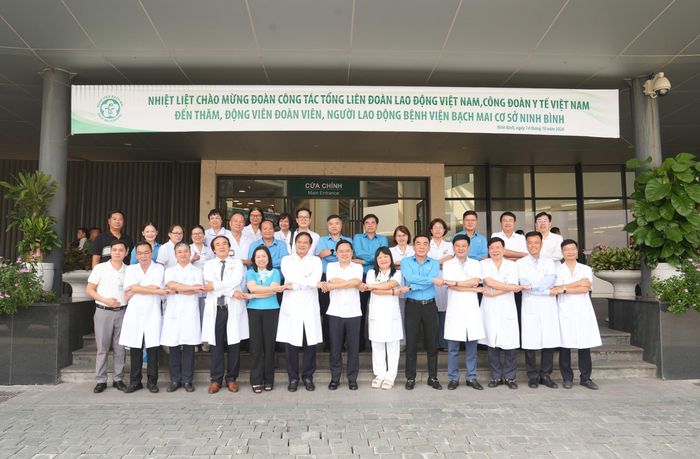 Đoàn công tác chụp ảnh cùng chuyên gia, y bác sĩ Bệnh viện Bạch Mai tại cơ sở Ninh Bình.  Ảnh: Thế Anh