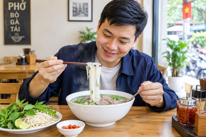 Một bát phở ăn hết nước dùng gần như đã chiếm trọn hạn mức muối cả ngày. Ảnh minh họa (AI)