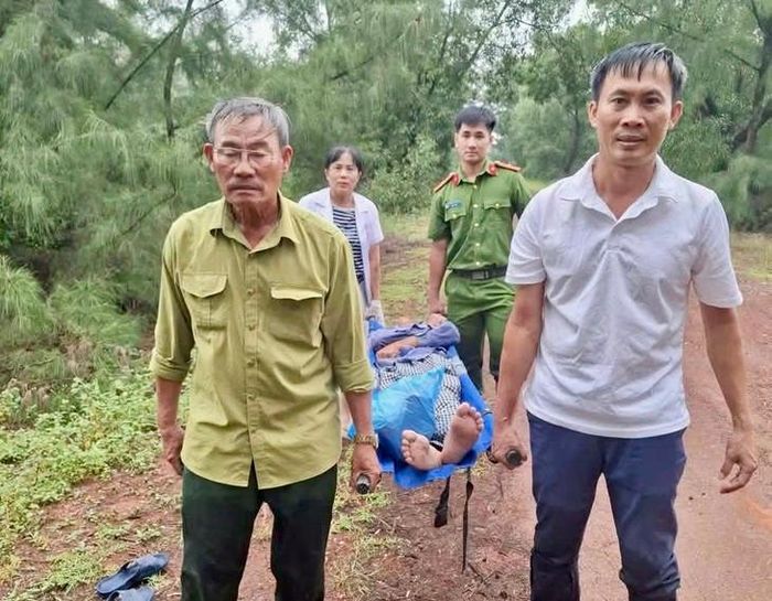 Tổ công tác của Công an xã Ninh Châu phát hiện đưa người dân bị ngộ độc cá nóc đi cấp cứu. Ảnh: CAXNC.