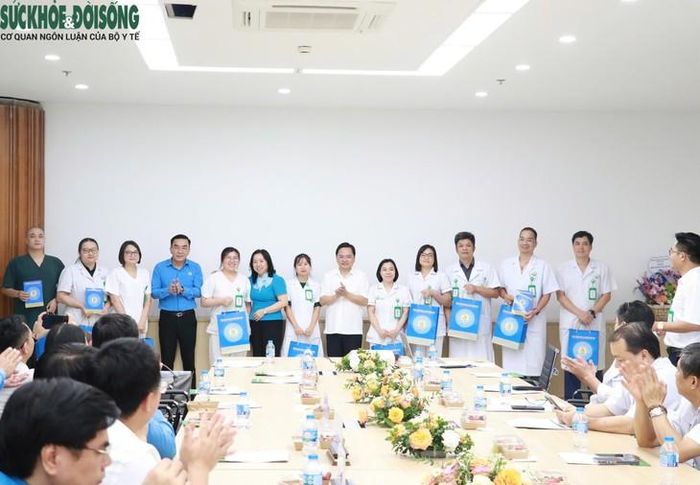 Lãnh đạo Tổng Liên đoàn Lao động Việt Nam và Công đoàn Y tế Việt Nam trao quà, thăm hỏi, động viên đoàn viên, người lao động. Ảnh: Công đoàn Y tế Việt Nam