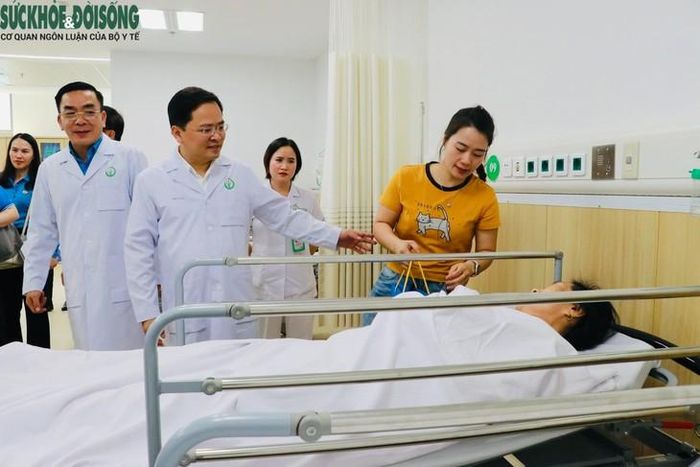 Lãnh đạo Tổng Liên đoàn Lao động Việt Nam và Công đoàn Y tế Việt Nam trao quà, thăm hỏi, động viên các bệnh nhân. Ảnh: Công đoàn Y tế Việt Nam
